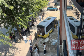 Kaldırıma çıkıp iş yerine çarpan minibüs, boş arsaya girdi