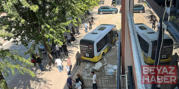 Kaldırıma çıkıp iş yerine çarpan minibüs, boş arsaya girdi