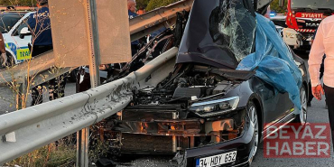 Düğün konvoyundaki otomobil bariyerlere çarptı: 1 ölü, 3 yaralı