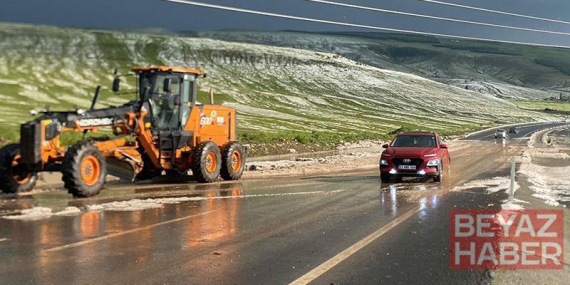 Ardahan-Göle yolu dolu nedeniyle geçici süre ulaşıma kapandı