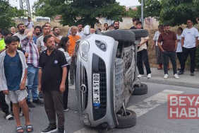 Sultangazi’de orta refüje çarpan otomobil devrildi; kaza kamerada