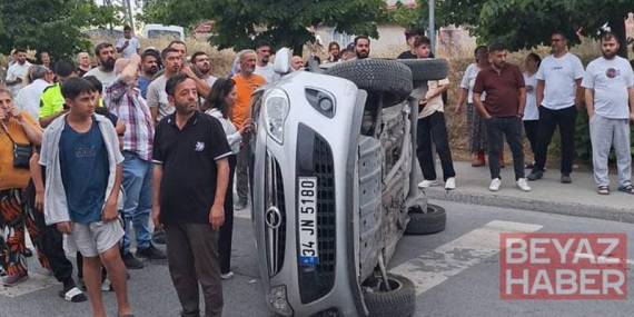 Sultangazi’de orta refüje çarpan otomobil devrildi; kaza kamerada