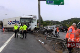 Pendik Tem Otoyolu’nda şoförün kontrolünü kaybettiği TIR bariyerlere çarptı