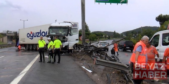 Pendik Tem Otoyolu’nda şoförün kontrolünü kaybettiği TIR bariyerlere çarptı