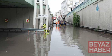 Güngören’de alt geçidi su bastı, araç kuyruğu oluştu