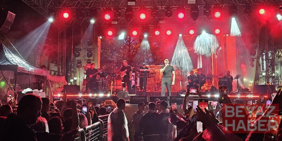 Semicenk konserine gelenler sağanak yağmura rağmen alandan ayrılmadı