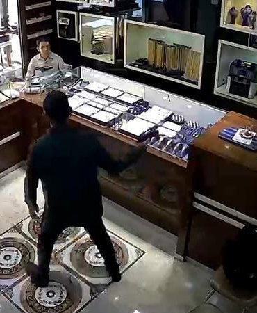 Kuyumcu, soygun girişiminde öldürülmüş