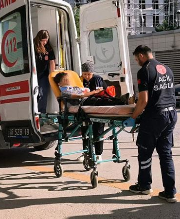 Ailesinin anahtarı unuttuğu çocuk, eve girmek için tırmandığı 2