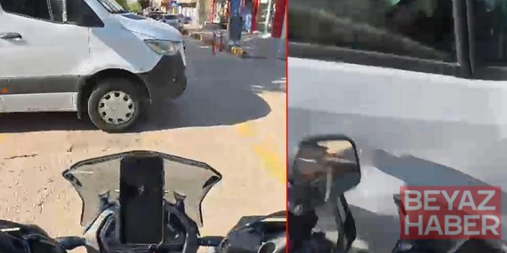 Minibüsle çarpışan motosikletli yaralandı; kaza kask kamerasında