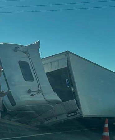 TIR, refüjdeki bariyerlere çarpıp devrildi; 1 yaralı
