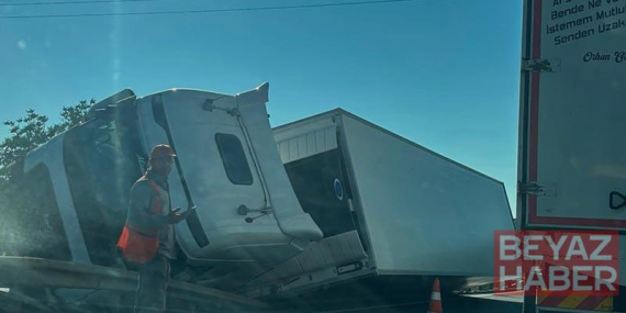TIR, refüjdeki bariyerlere çarpıp devrildi; 1 yaralı