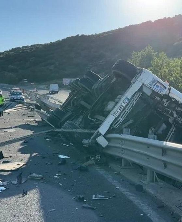 TIR, köprü arasına devrildi: 1 ölü