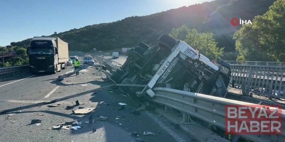 TIR, köprü arasına devrildi: 1 ölü