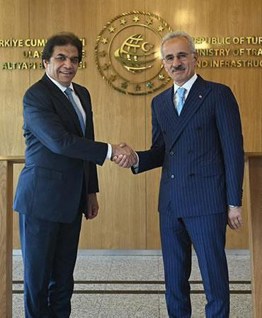 Bakan Uraloğlu, Pakistanlı mevkidaşı Abbasi ile bir araya geldi
