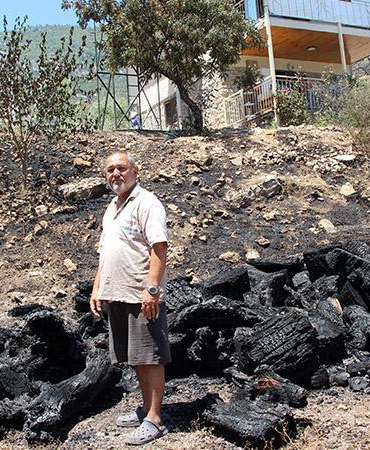 Emekli itfaiyeci evini yanmaktan kurtardı