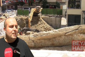 Kağıthane’de iş makinesi yan binanın balkonunu yıktı: Ev sahibi