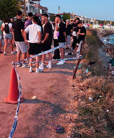 Dayandıkları demir bariyerin kopması sonucu sahildeki kayalıklara düşen 2 kişi yaralandı
