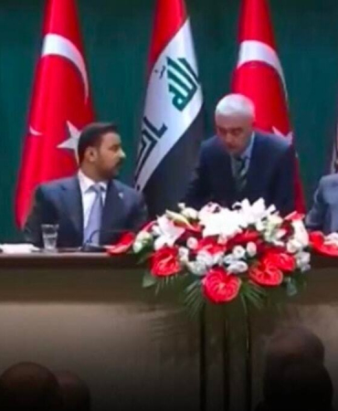 Erdoğan'ın Irak Başbakanı görüşmesinde canlı yayında imza krizi