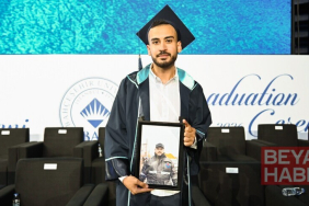 Lübnanlı genç, mezuniyet törenine İsrail'in saldırısında ölen ağabeyinin fotoğrafıyla katıldı