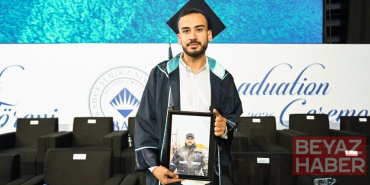Lübnanlı genç, mezuniyet törenine İsrail'in saldırısında ölen ağabeyinin fotoğrafıyla katıldı