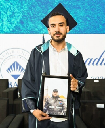 Lübnanlı genç, mezuniyet törenine İsrail'in saldırısında ölen ağabeyinin fotoğrafıyla katıldı