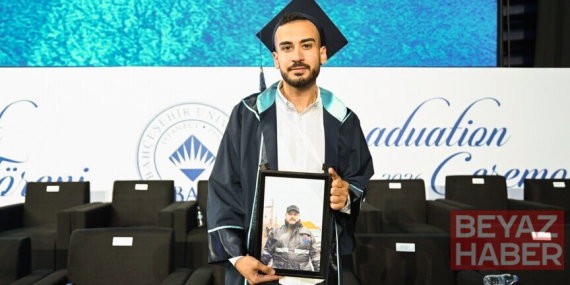 Lübnanlı genç, mezuniyet törenine İsrail'in saldırısında ölen ağabeyinin fotoğrafıyla katıldı
