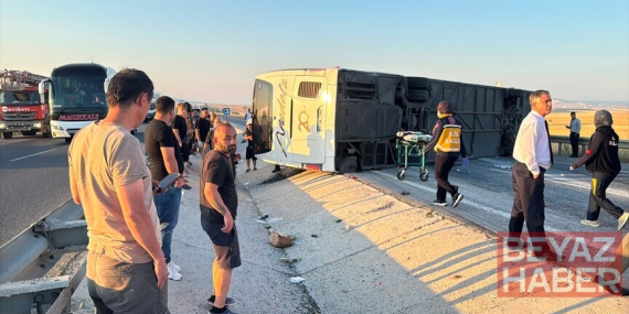 Kütahya'da yolcu otobüsü bariyerlere çarpıp devrildi