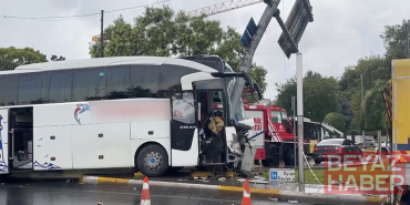 Eyüpsultan'da yolcu otobüsü ile otomobil çarpıştı, 30 kişi yaralandı