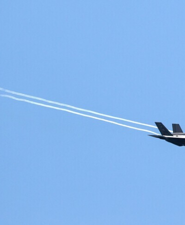 F-35 uçağının Beyaz Saray'a yakın bölgede bir süre havada beklediği anlar merak uyandırdı