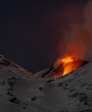 İtalya'da Etna Yanardağı yeniden güçlü şekilde kül püskürttü