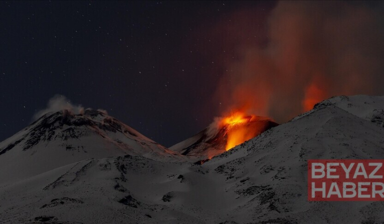 İtalya'da Etna Yanardağı yeniden güçlü şekilde kül püskürttü