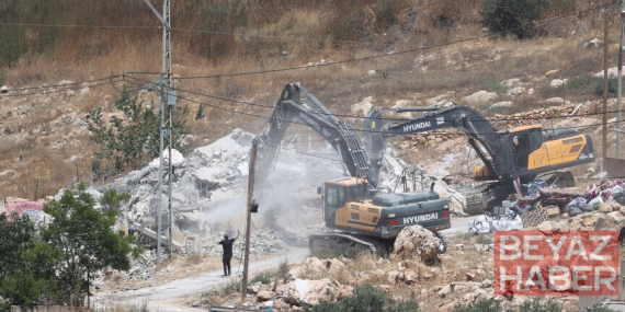 İsrail ordusu Batı Şeria'da Filistinlilere ait üç katlı evi yıktı