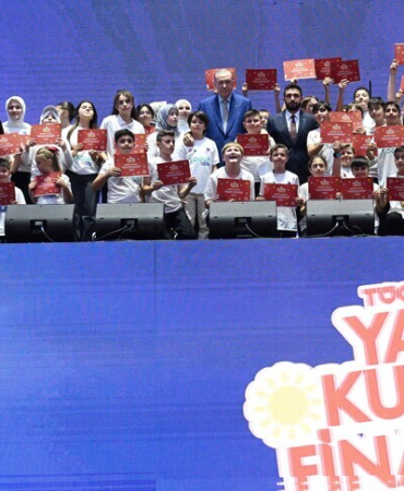 İstanbul'da "TÜGVA Yaz Okulları Finali" programı düzenlendi