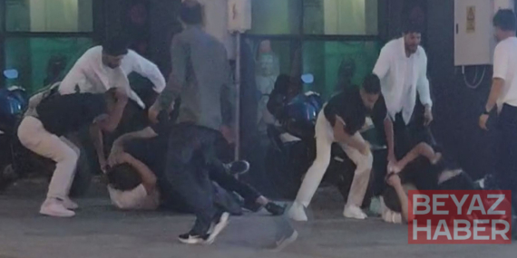 Arnavutköy'de gençlerin kavgası: Tekme ve yumruklar havada uçuştu!