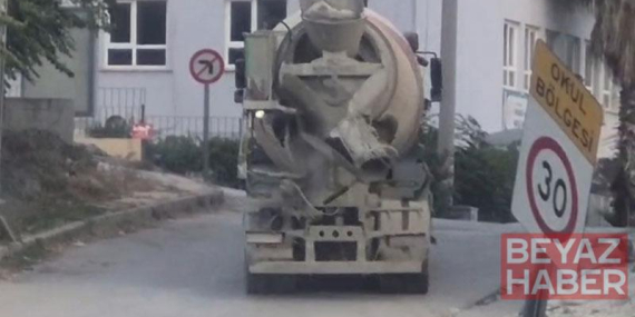 Mikserin yola beton dökmesi kamerada