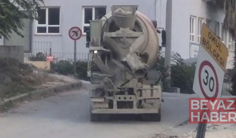 Mikserin yola beton dökmesi kamerada