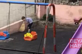 Çocuklar, oynadıkları parkı temizledi
