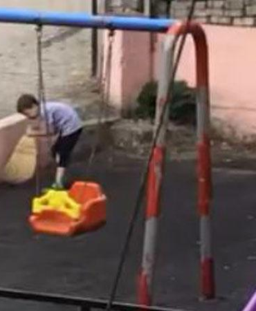 Çocuklar, oynadıkları parkı temizledi