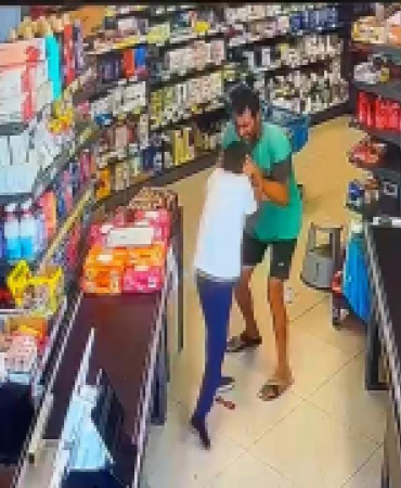 Mersin’de, markette çocuğa darp kamerada
