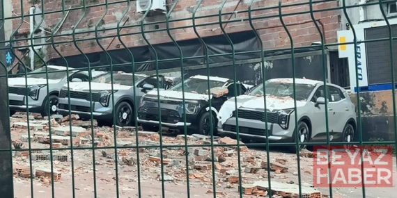 Kağıthane’de duvar otoparka doğru çöktü: 12 sıfır araçta 30 milyon liralık hasar oluştu