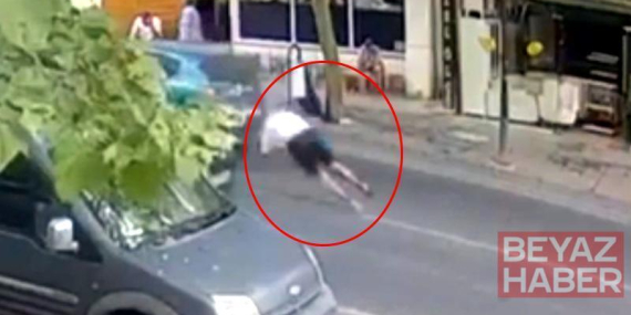 Otomobilin çarptığı yaya metrelerce savruldu; o anlar kamerada