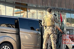Aranan şüpheli kaçmak isterken merdivenden düşerek yaralandı