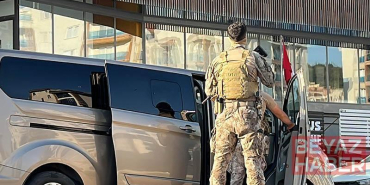 Aranan şüpheli kaçmak isterken merdivenden düşerek yaralandı