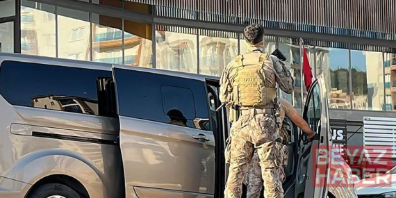 Aranan şüpheli kaçmak isterken merdivenden düşerek yaralandı
