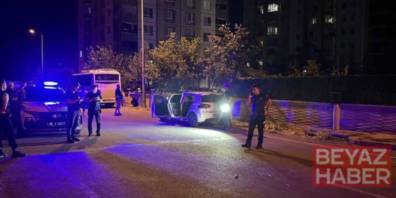 Sokaktaki silahlı kavgada tesadüfen olay yerinde bulunan çift yaralandı