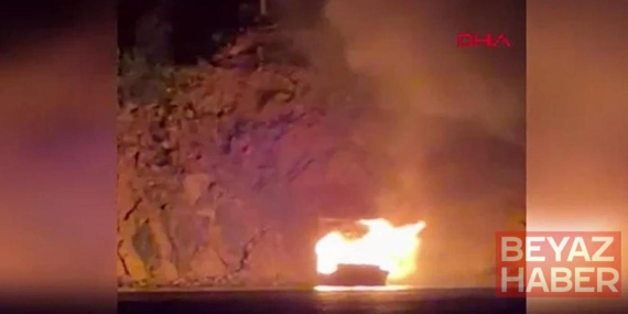 Antalya'da koyda demirli tur teknesi yandı