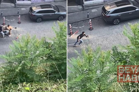 Beyoğlu’nda yarı çıplak önüne atladığı motosikletliyi düşürdü; duba sopa ve tekmeyle darbedildi