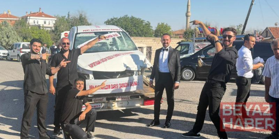 Düğünde arkadaşları, damada hurda otomobil hediye etti