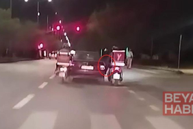 Seyir halinde yakıtı biten otomobili motosikletli kuryeler ayaklarıyla itekledi
