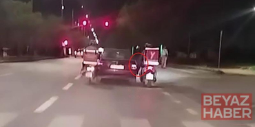 Seyir halinde yakıtı biten otomobili motosikletli kuryeler ayaklarıyla itekledi